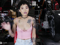 Мужчина отымел на столе худую мулатку с татуировками Honey Gold