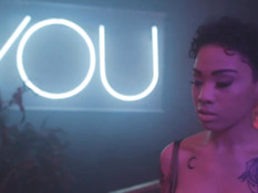 Мужчина возбудился при виде гламурной азиатской девки с тату