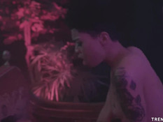 Мужчина возбудился при виде гламурной азиатской девки с тату