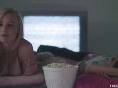 Мужчина возбудился при виде гламурной азиатской девки с тату