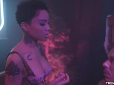 Мужчина возбудился при виде гламурной азиатской девки с тату