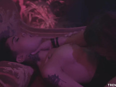 Мужчина возбудился при виде гламурной азиатской девки с тату