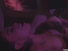 Мужчина возбудился при виде гламурной азиатской девки с тату