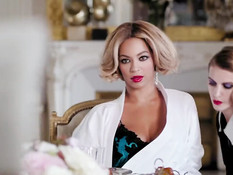 Американская мулатка Beyonce показывает свои аппетитные сиськи