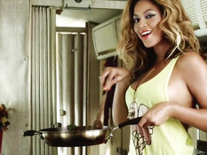 Американская мулатка Beyonce показывает свои аппетитные сиськи