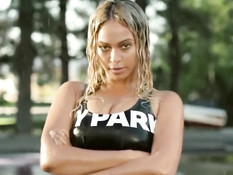 Американская мулатка Beyonce показывает свои аппетитные сиськи