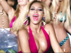 Американская мулатка Beyonce показывает свои аппетитные сиськи