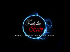 Белая лесбиянка делает тантрический массаж темнокожей подруге