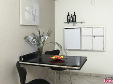 Отсосал член гламурному татуированному трансу и оттрахал его в очко