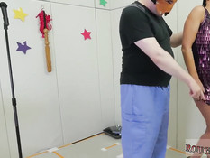 Мужик в маске отшлёпал по жопе начинающую певицу и заставил сосать