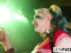 Рыжая лесбиянка отымела подругу блондинку в анал бейсбольной битой