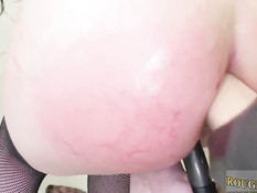 Жестокая госпожа бьёт по заднице секс рабыню и ебёт страпоном