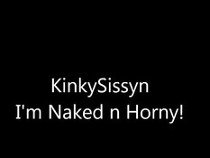 Худая женщина с короткой стрижкой мастурбирует выбритую пизду