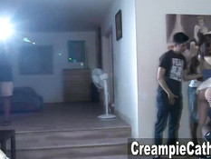 Блондинка с кудрявыми волосами и молодая шатенка ебутся на свинг пати