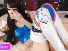 Русская девка с татуировками раздевается и косплеит в порно чате