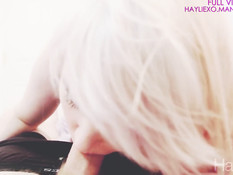 Подруга со светлыми волосами отсосала и села на его член сверху