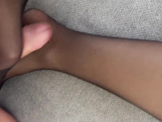 Сисястая брюнетка в чёрных чулках Kira Queen подрочила ногами