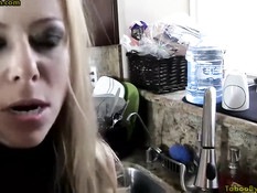 Парень отодрал на кухне знойную сисястую блондинку Alexis Fawx