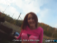 Снял рыжую славянскую девку и оттрахал возле железной дороги