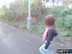 Снял рыжую славянскую девку и оттрахал возле железной дороги