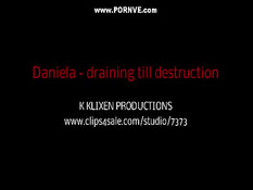 Блондинка в чёрном платье Daniela Hansson хочет получить сперму