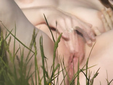 Девка в солнцезащитных очках раздевается и мастурбирует на лугу