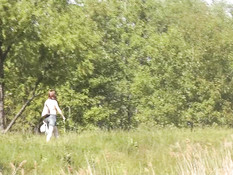 Девка в солнцезащитных очках раздевается и мастурбирует на лугу