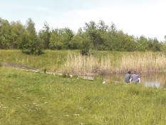 Девка в солнцезащитных очках раздевается и мастурбирует на лугу