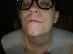 Очкастая девчонка широко раскрывает рот и проглатывает сперму