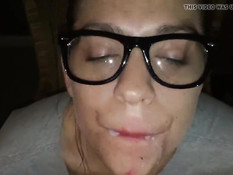 Очкастая девчонка широко раскрывает рот и проглатывает сперму