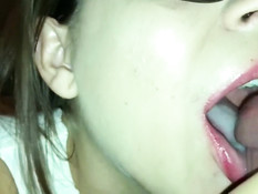 Очкастая девчонка широко раскрывает рот и проглатывает сперму