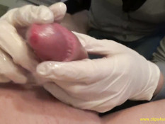 Смазала бритый хуй смазкой и подрочила в медицинских перчатках