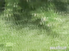 Он привязал тёлку к дереву в лесу и отодрал раком после фистинга