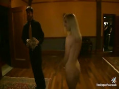 Связанных молодых рабынь ебут все посетители этого секс клуба