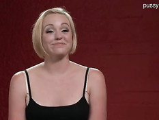 Блондинку рабыню выпустили из клетки и жёстко выпороли по жопе