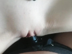 Девушка надела чёрный страпон и оттрахала им свою любовницу