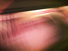 Грудастая американская модель Emily Ratajkowski позирует голышом