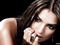 Грудастая американская модель Emily Ratajkowski позирует голышом