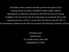 Молодой рабыне с косичками Anastasia Rose приходится лизать хуй