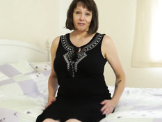 Европейская дама с большими сиськами раздевается и мастурбирует