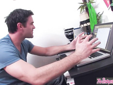 Заглянул в гости к молодой блондинке и отодрал в киску на диване