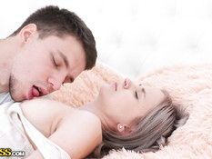 Паренёк отлизал бритую писю девке со светлыми волосами и насадил на член