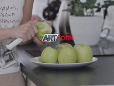 Симпатичная шатенка отсасывает у парня член и трахается на диване