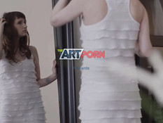 Увидел как молодая русская шатенка мастурбирует бритую писю