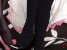 Блондинка в очках и её подруга шатенка помогли мужчине кончить