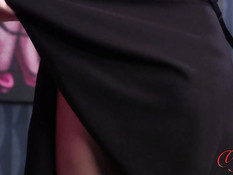 Блондинка в очках и её подруга шатенка помогли мужчине кончить