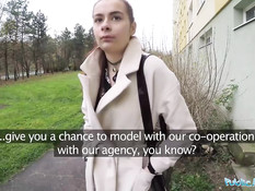 Он снял на улице русскую девушку и отодрал раком на лестнице