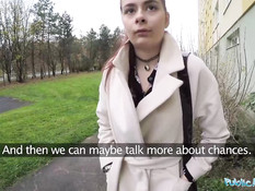 Он снял на улице русскую девушку и отодрал раком на лестнице