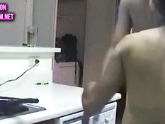 Бойфренд посадил девку на стол и вставил член в волосатую пизду