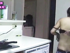 Бойфренд посадил девку на стол и вставил член в волосатую пизду